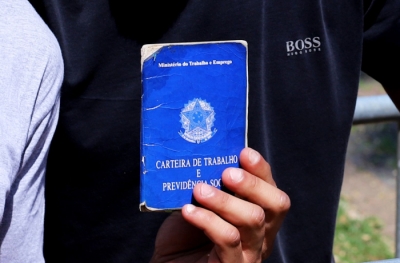 Emprego formal perde ritmo, demissões crescem mais que admissões e salário diminui