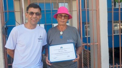 Presidente do SEEF entrega homenagem para sócia ativa mais antiga