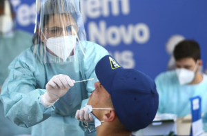 Nova onda de covid avança no exterior e aumento de casos põe Brasil em alerta