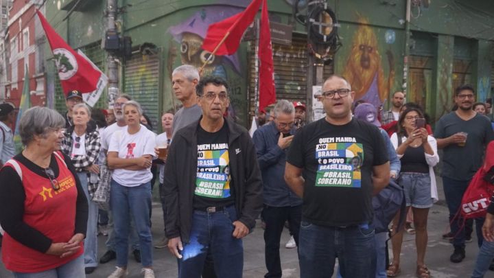 Trabalhadores se reúnem no Centro Leste em Florianópolis para ato show