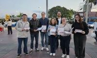 Presidente do SEEF participa de ação de distribuição de jornal da CUT-SC em Florianópolis