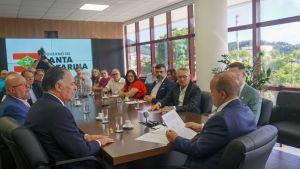 Proposta de reajuste do Piso Estadual é entregue ao governador Jorginho Mello