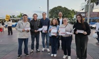 Presidente do SEEF participa de ação de distribuição de jornal da CUT-SC em Florianópolis
