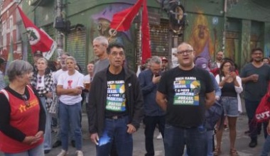 Trabalhadores se reúnem no Centro Leste em Florianópolis para ato show
